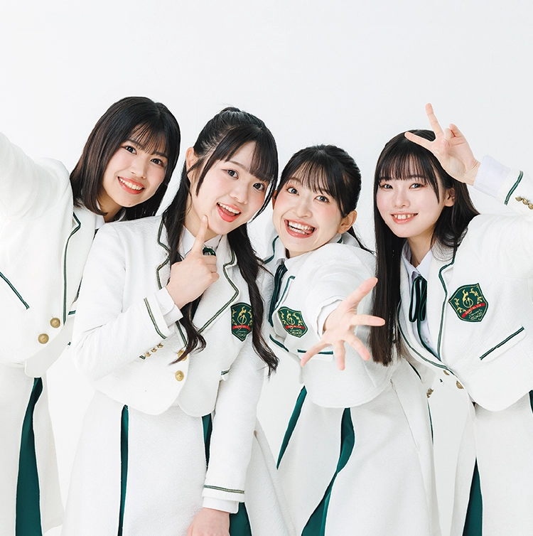 ほくりくアイドル部の4人が並び、選挙への参加を呼びかけている様子